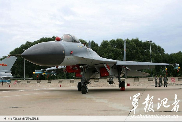 Lồng radar màu đen của máy bay chiến đấu đa năng J-11B.